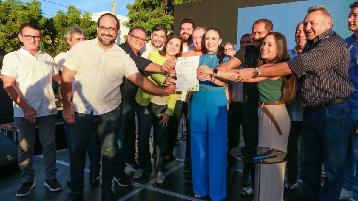 Márcia assina ordem de serviço para pavimentação da Avenida Waldemar de Oliveira