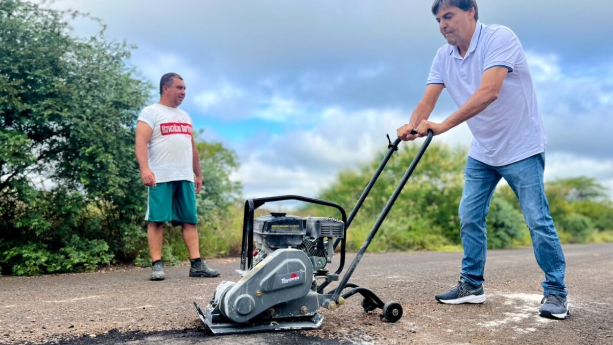 Prefeitura de Flores realiza operação tapa-buracos na rodovia PE-366