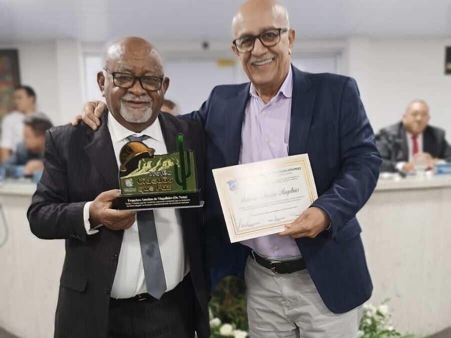 Câmara entrega troféu cidadão que faz a empresários de Serra Talhada