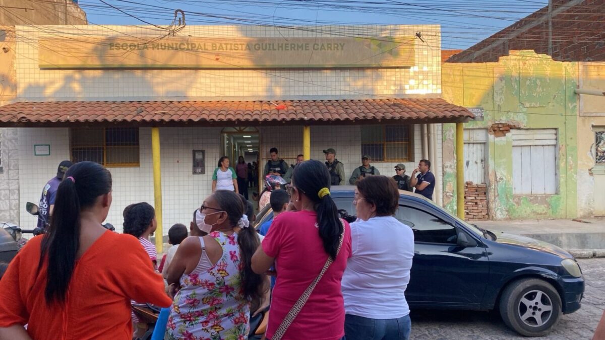 Adolescente de 12 anos invade escola e tenta atacar professora no centro de ST