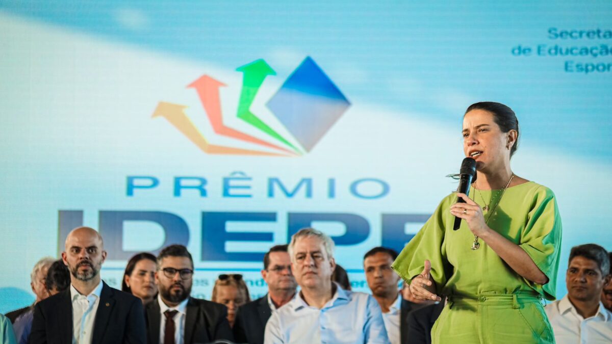 Raquel Lyra entrega Prêmio Idepe 2023 a escolas, GREs e municípios do Estado