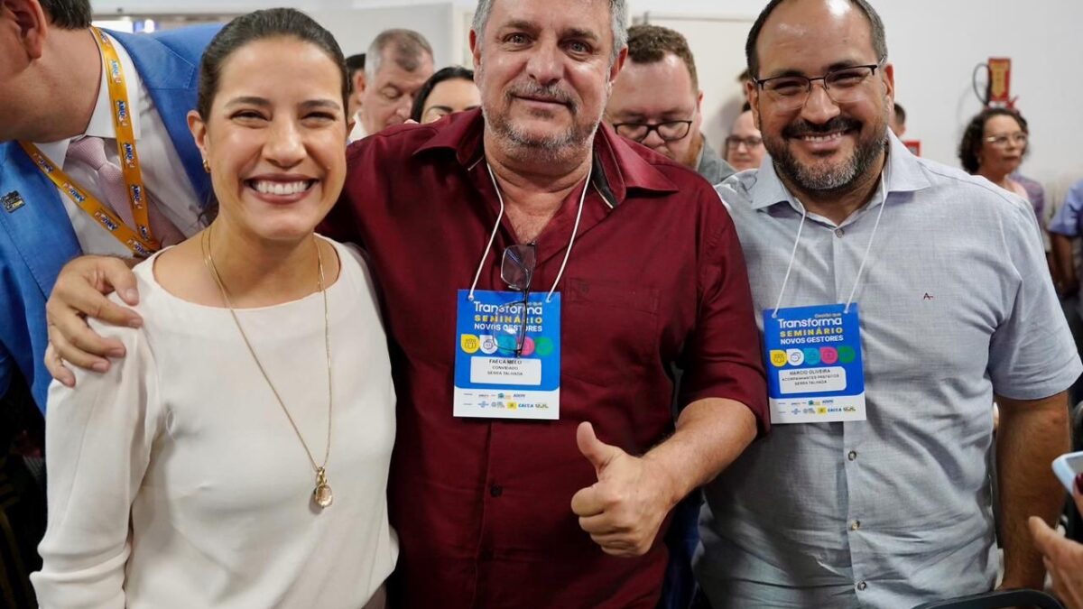 Márcio Oliveira participa de seminário da Amupe ao lado de Faeca