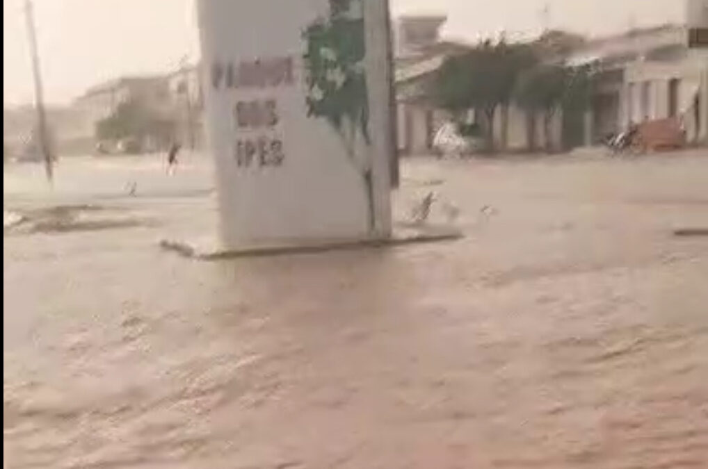 Chuvas causam alagamentos em Serra Talhada: Praça dos Ipês fica inundada