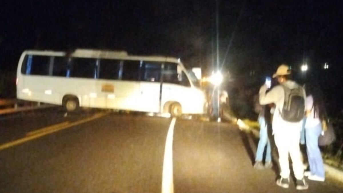 Micro-ônibus da UAST sofre colisão na BR-232; habilidade do motorista evita tragédia