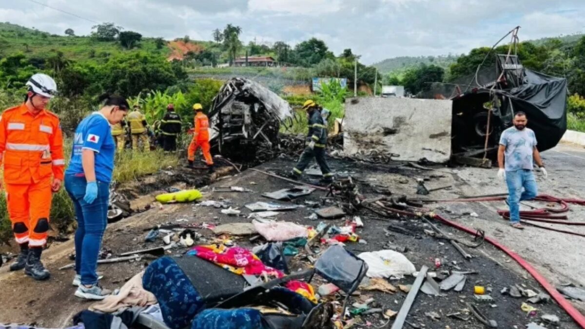 Acidente com ônibus, carreta e carro deixa 37 mortos em MG