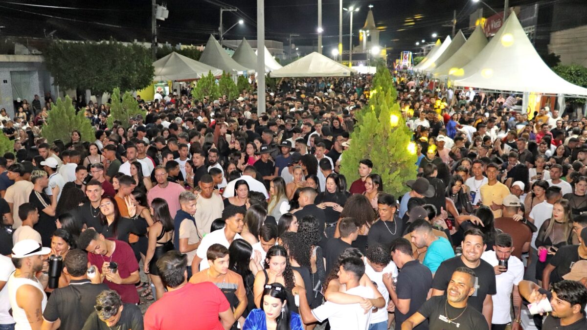 Festa de Janeiro em Iguaracy: Multidão lota praça com shows de Quentura do Forró e Manim Vaqueiro; hoje tem Léo Foguete!