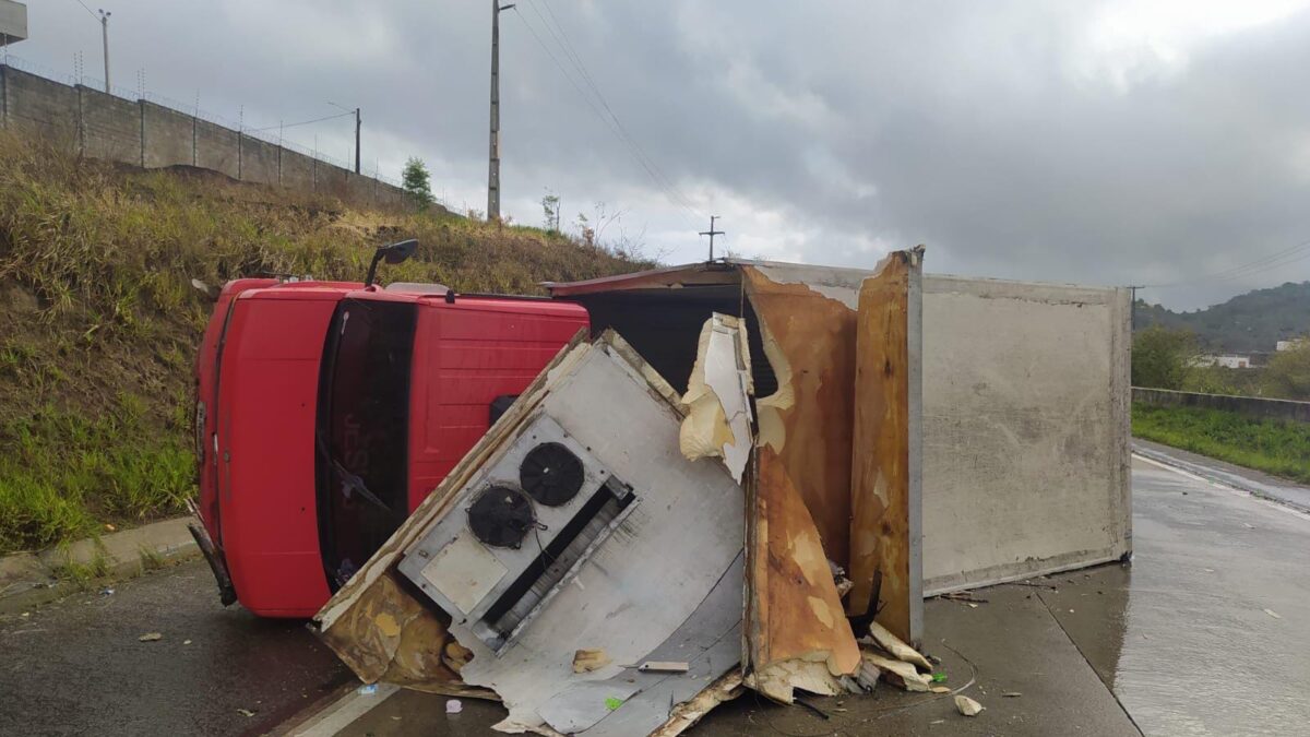 Caminhão tomba na BR-232 em Vitória de Santo Antão; carga é saqueada