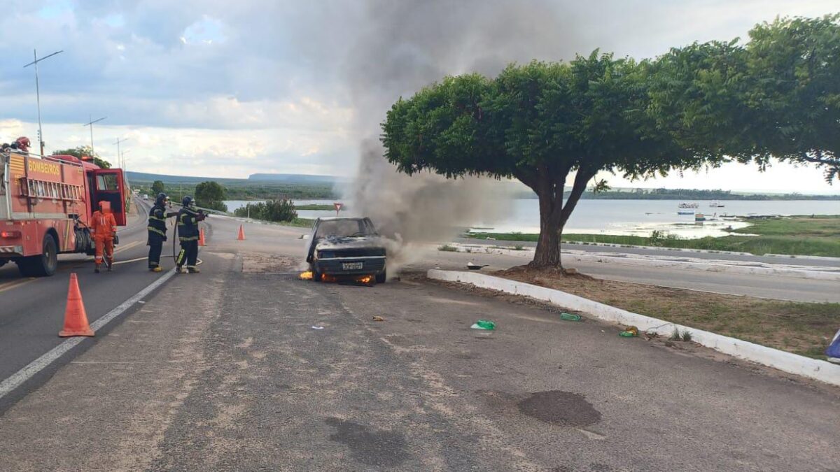 Motorista sem habilitação incendeia carro para evitar apreensão em Petrolândia