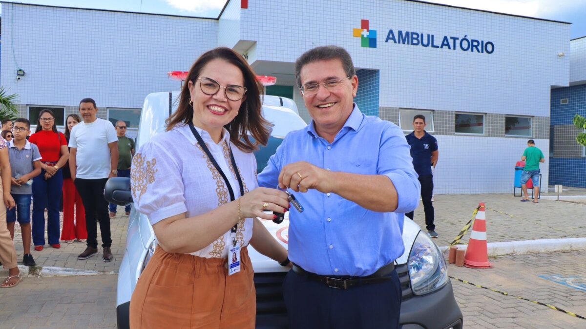 Luciano Duque entrega ambulância, retroescavadeira e trator em Serra Talhada em 30 dias