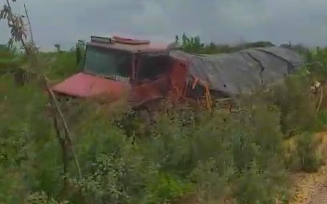 Colisão entre carreta e caminhão deixa motorista ferido na PE-390, em Serra Talhada