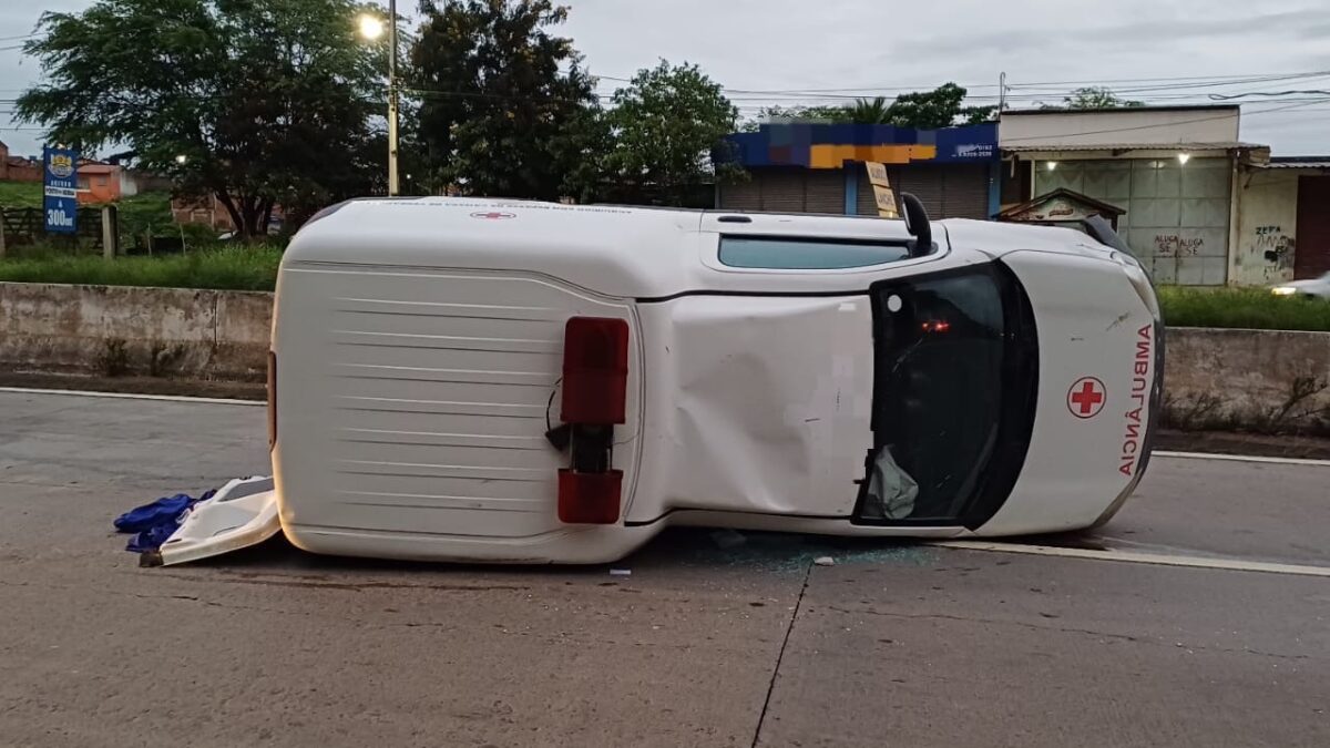 Colisão com cavalo faz ambulância tombar na BR-232, em Pombos