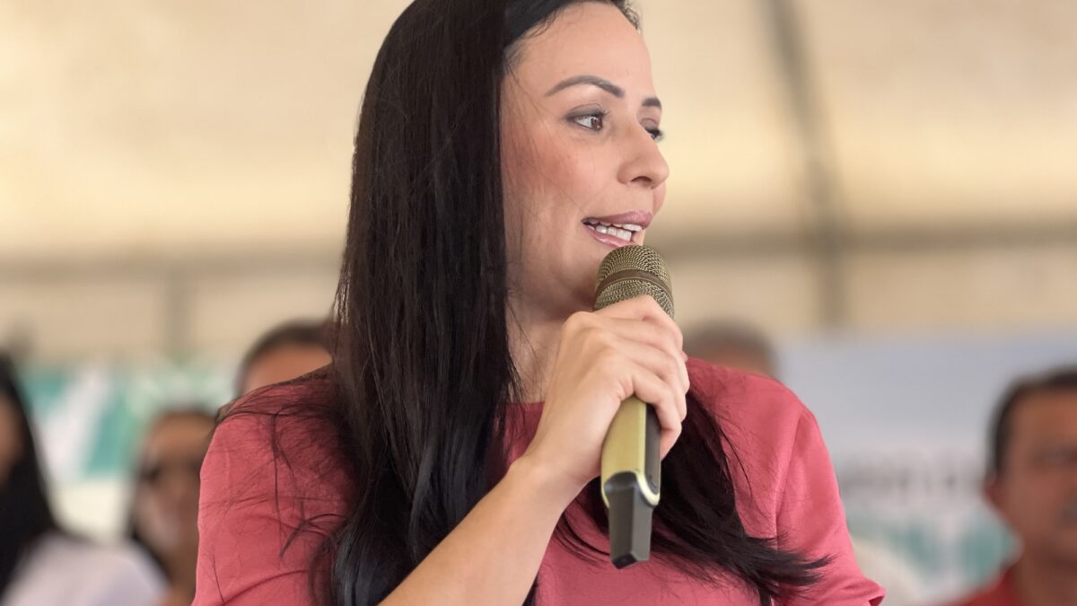 Márcia Conrado inaugura creche no Jardim das Oliveiras; críticas sobre promessas não cumpridas marcam discurso