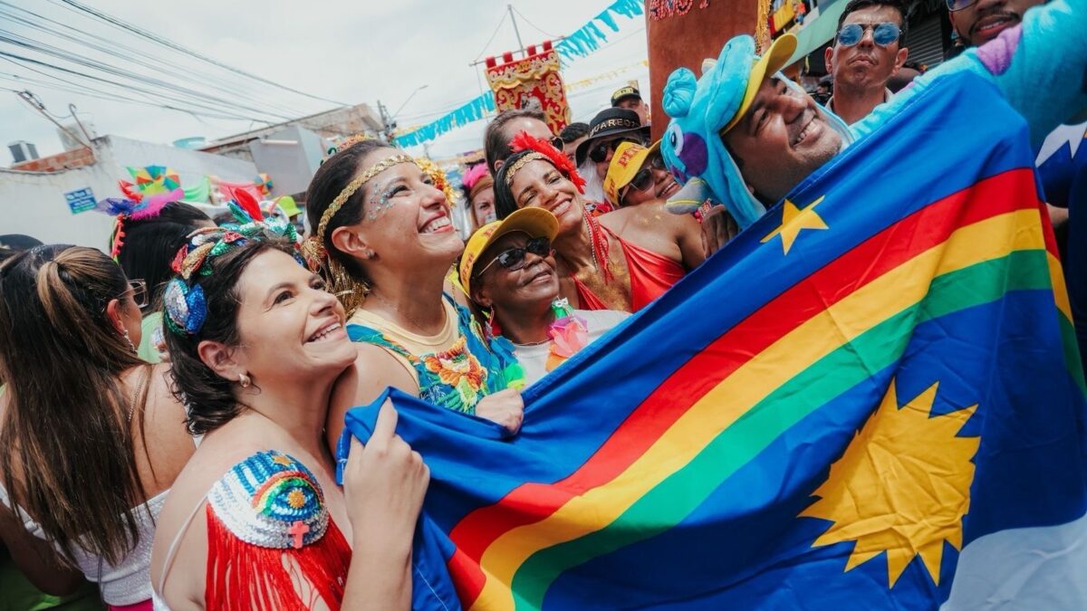 Raquel Lyra participa da folia dos Papangus de Bezerros