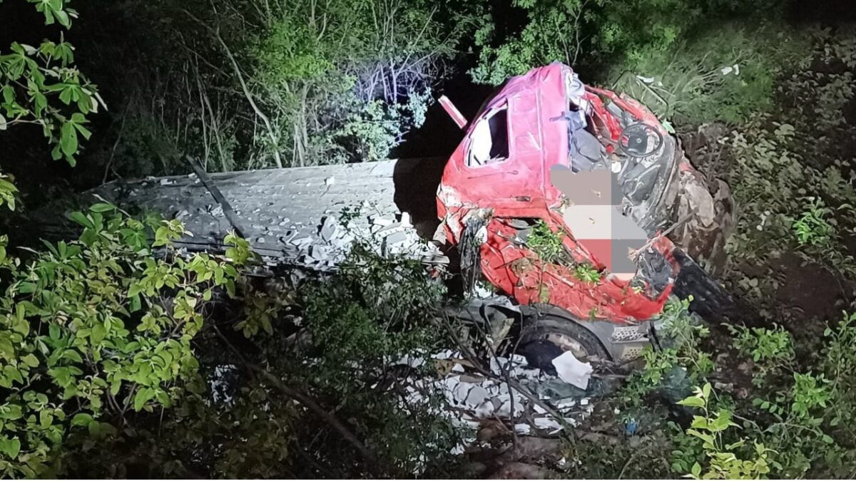 Caminhão carregado de gesso capota na BR-232 em Serra Talhada; motorista morre no local