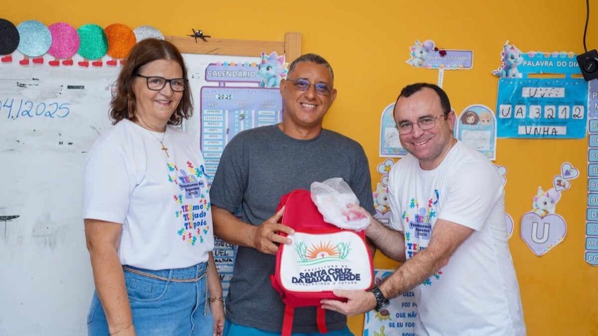 Dr. Ismael cumpre inicia entrega de fardamentos e kits escolares para alunos da rede municipal