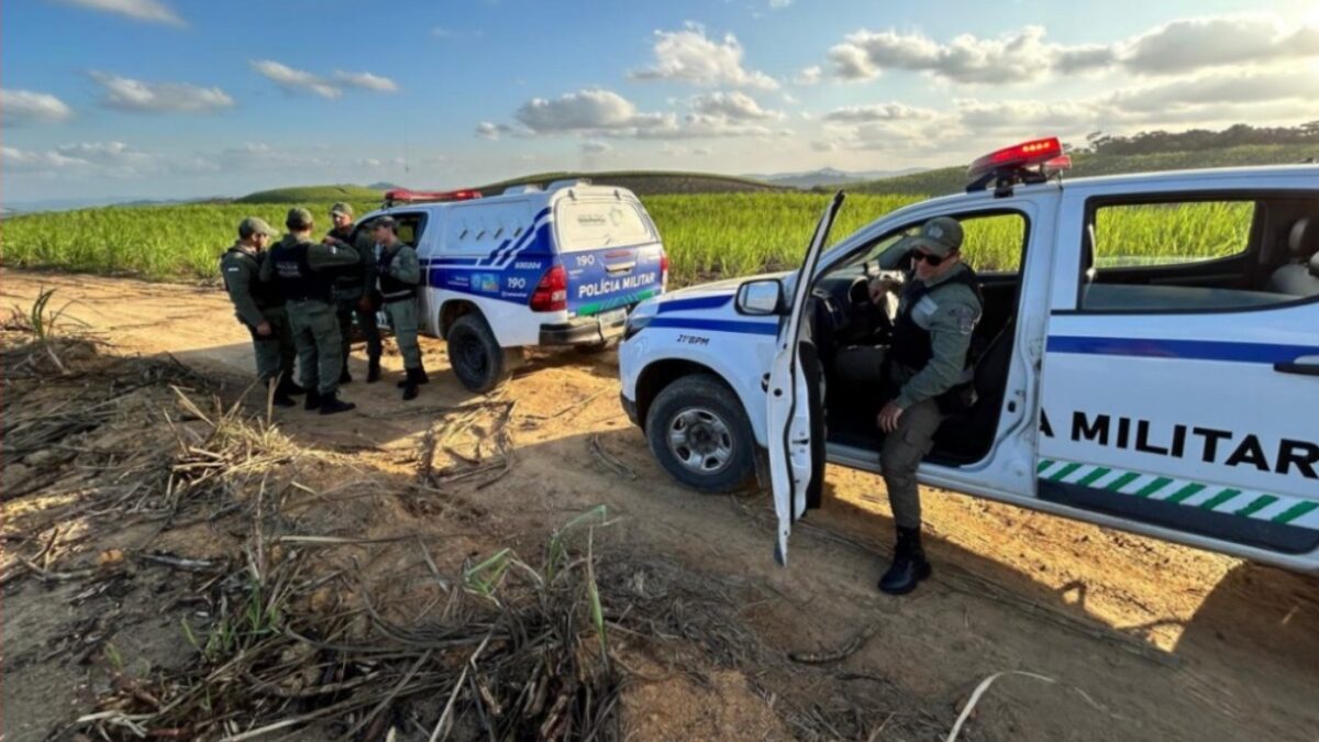 Perseguição policial termina com criminoso fugindo pela mata e carro roubado abandonado em Flores