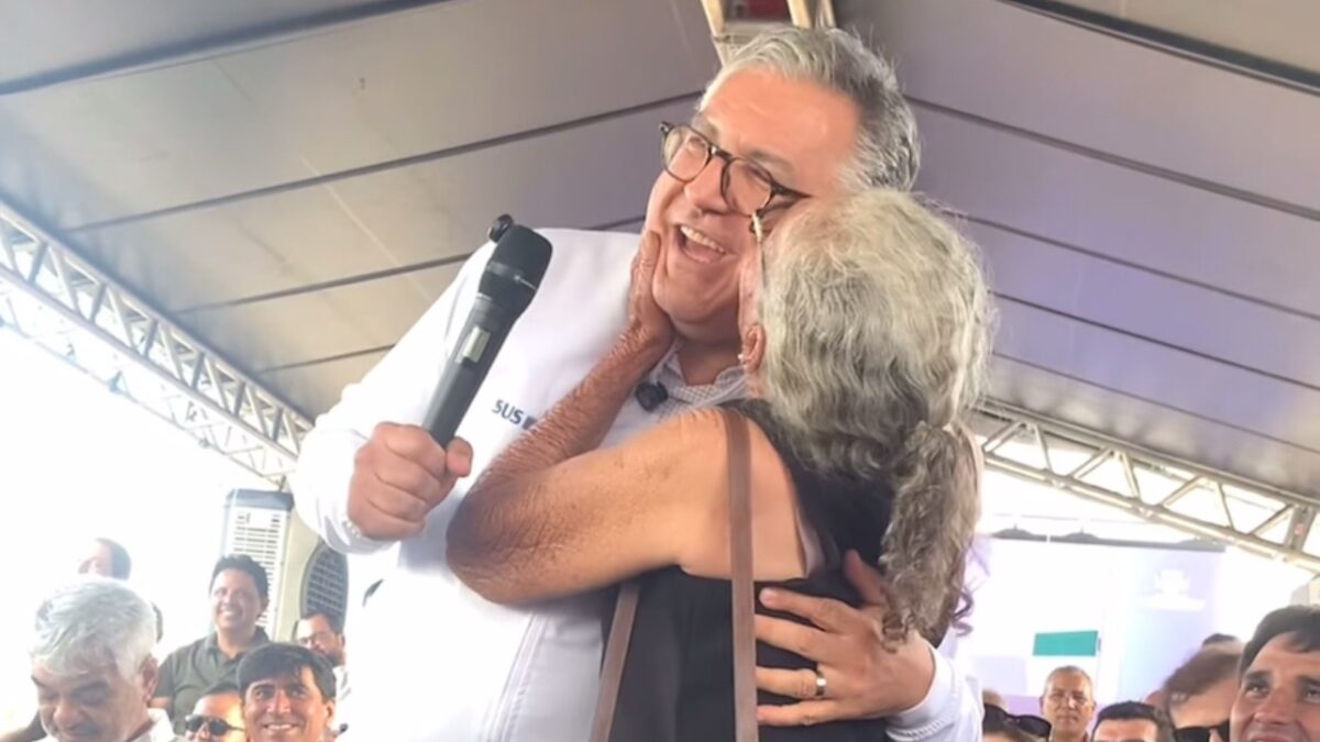 Com um beijo e dois pedidos, Dona Buruca emociona Padilha e cobra por Serra Talhada