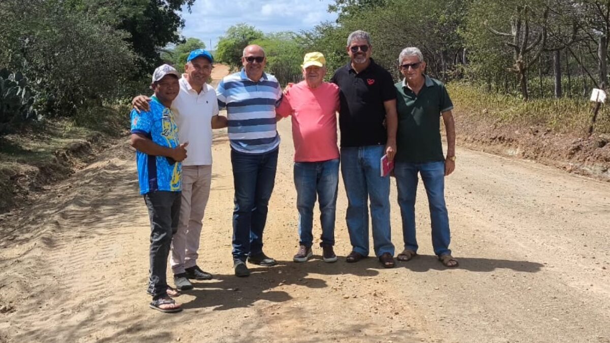 Dr. Pedro Alves, acompanha obras de recuperação de estradas em comunidades do município de Iguaracy