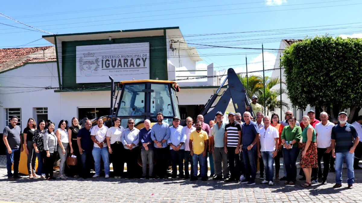 Iguaracy recebe retroescavadeira e Dr. Pedro Alves comemora