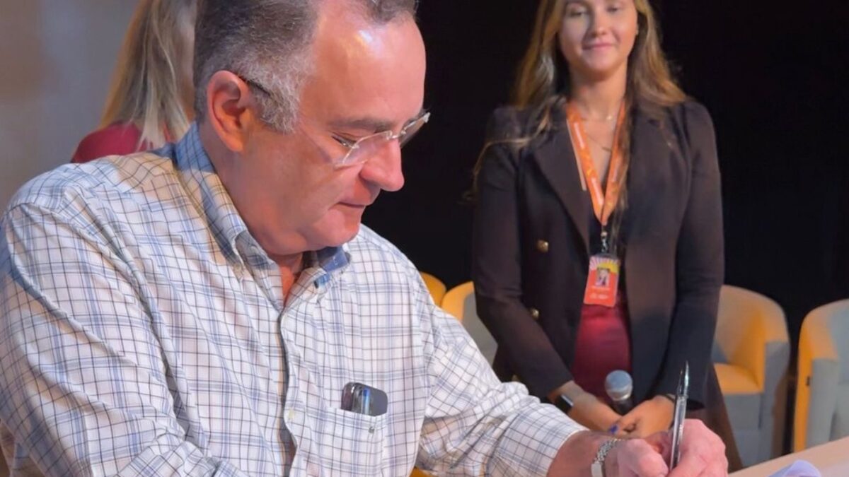 Zeca Cavalcanti assina acordo histórico com o SEBRAE para fortalecer o desenvolvimento de Arcoverde