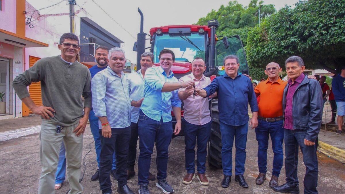 Santa Cruz recebe trator do IPA para fortalecer a agricultura familiar