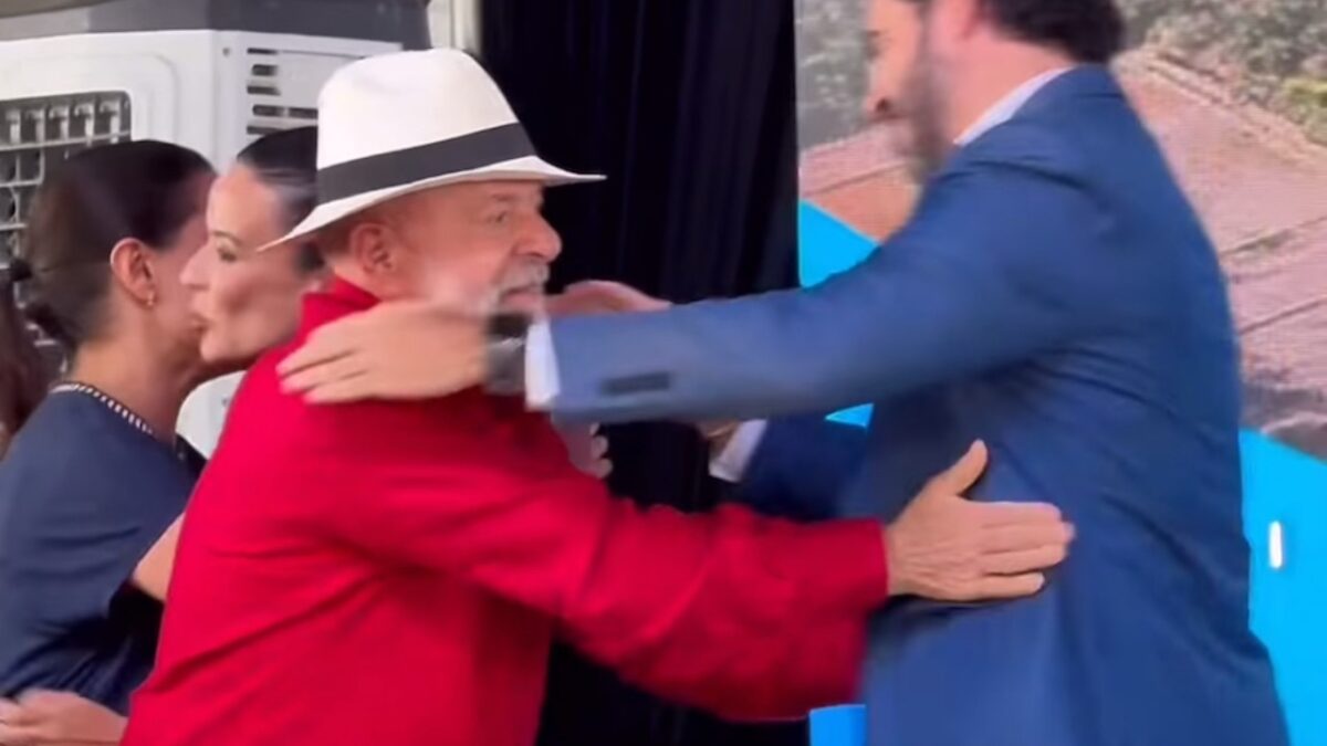 Beijinhos em meio à tensão: Márcia e Raquel se cumprimentam durante agenda com Lula em Salgueiro