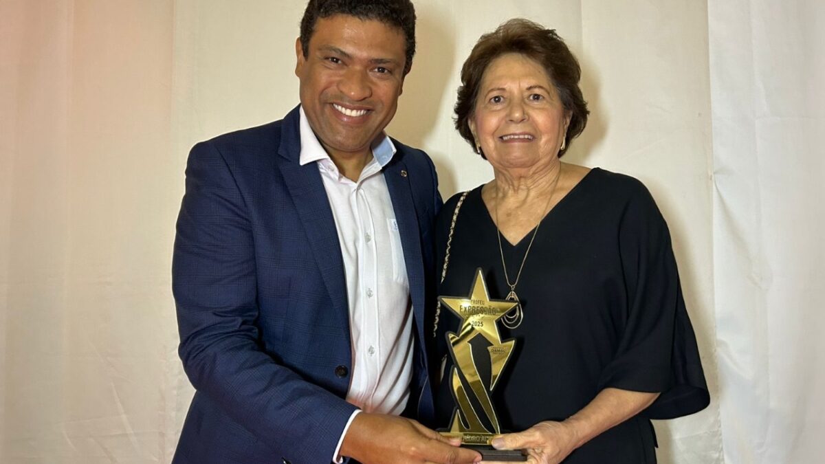 Helena Alves representa Dr. Pedro Alves na premiação do Troféu Expressão Melhores do Ano em Afogados da Ingazeira