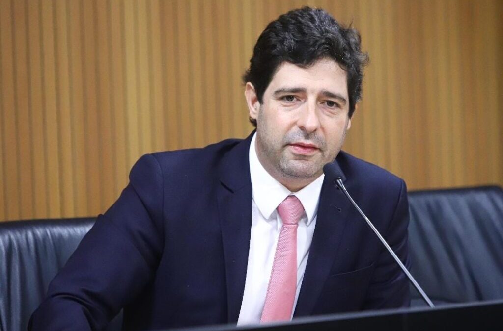 Deputado cobra demissão de secretário estadual de Educação