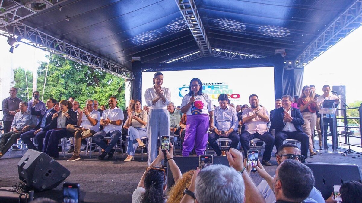 Duque participa da entrega das Carretas da Mulher Pernambucana no Recife