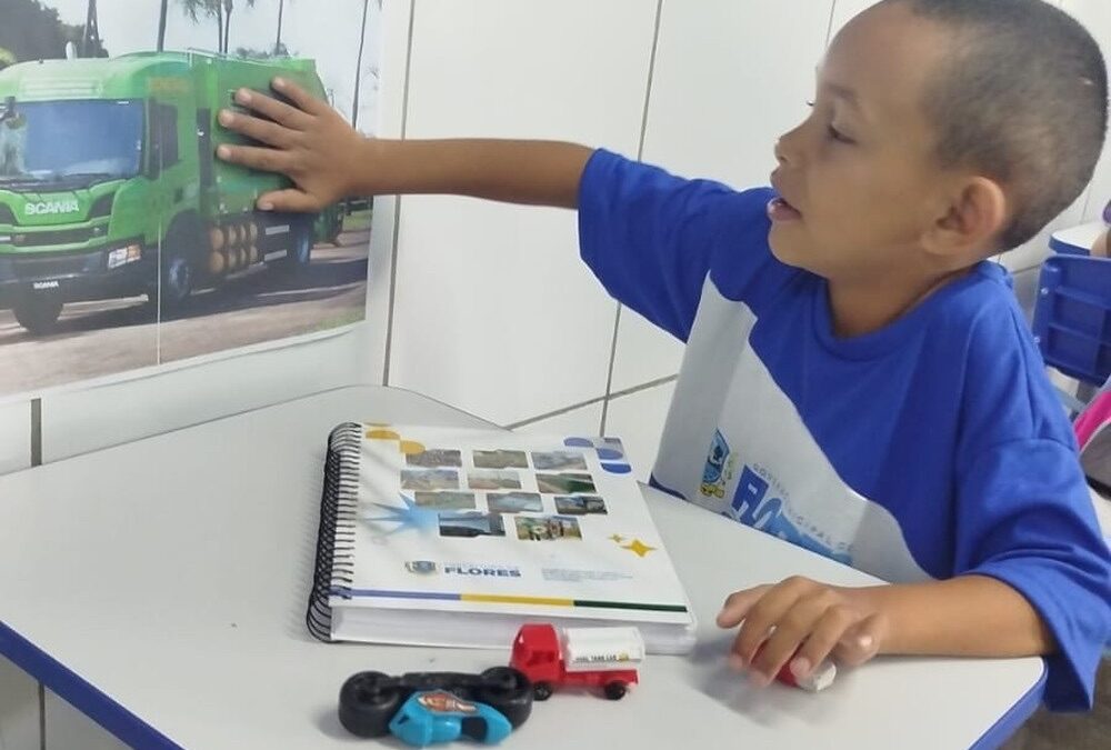 Com amor e sensibilidade, monitora transforma paixão por caminhão de lixo em aprendizado para criança com autismo em Flores